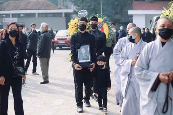 Xót xa hình ảnh cháu đích tôn không rời di ảnh, tiễn đưa ông nội Hoàng Dũng về nơi đất mẹ-3