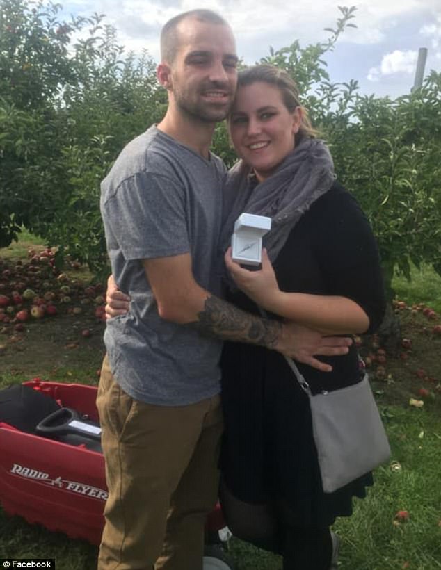 Quỳ xuống cầu hôn bạn gái giữa vườn táo, chàng trai bị ném thẳng quả táo vào mặt, kết cục sau đó khiến tất cả ngỡ ngàng-4