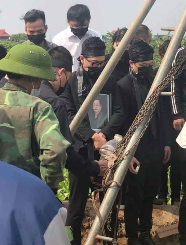 Hình ảnh cuối cùng trước khi chôn cất thi hài NSND Hoàng Dũng ở quê nhà: Con trai ôm chặt di ảnh, tiễn cha về với đất mẹ-1