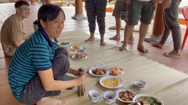 Trai đẹp lọt vào mắt xanh dân mạng khi ăn cơm ké” nhà danh hài Hoài Linh, info được tìm ra trong phút mốt-1