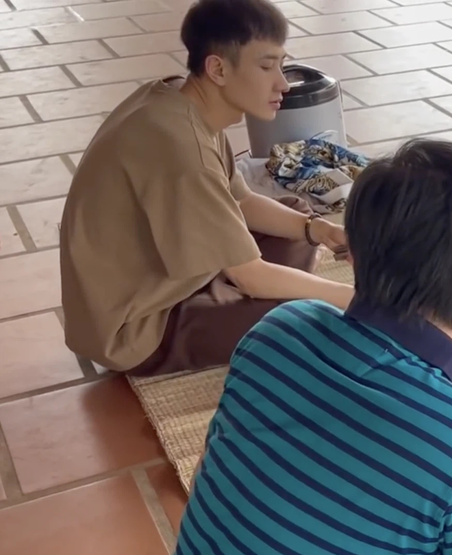 Trai đẹp lọt vào mắt xanh dân mạng khi ăn cơm ké” nhà danh hài Hoài Linh, info được tìm ra trong phút mốt-2