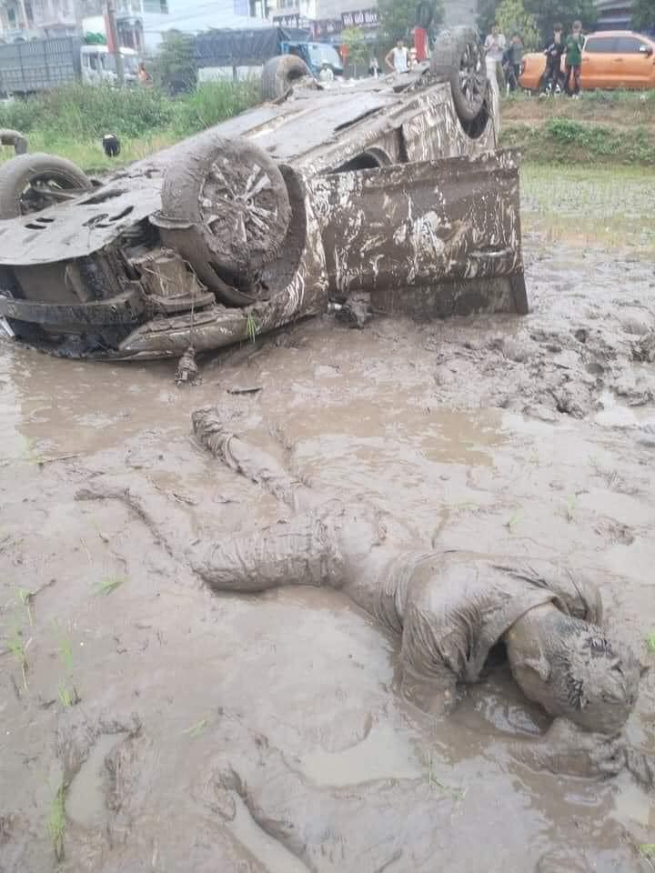 Ô tô cày nát thửa ruộng rồi lật ngửa, người đàn ông lấm lem nằm bẹp dưới bùn và nguyên nhân phía sau khiến ai nấy tò mò-2