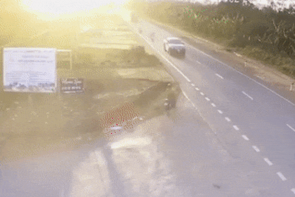 Xe bán tải đâm văng 2 học sinh, tài xế bị tố đánh người, vứt 2,5 triệu đồng ở hiện trường bỏ chạy