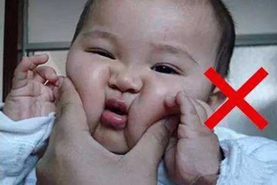 Hạnh phúc vô vàn khi được làm bố mẹ nhưng tuyệt đối đừng lạm dụng điều này với trẻ nhỏ kẻo yêu thương lại hóa thành “tội đồ”