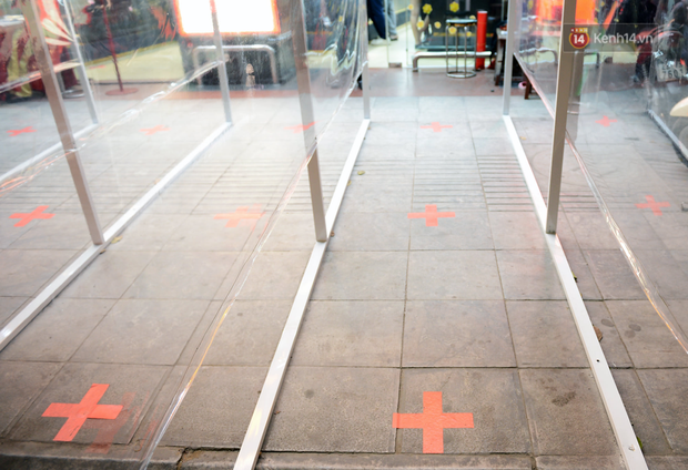 Hà Nội: Cửa hàng vàng bạc lắp vách ngăn giãn cách, khách hàng xôn xao mua vàng trước ngày vía Thần Tài-7