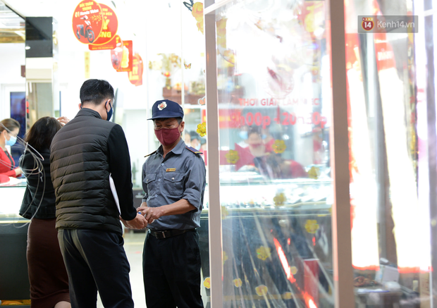 Hà Nội: Cửa hàng vàng bạc lắp vách ngăn giãn cách, khách hàng xôn xao mua vàng trước ngày vía Thần Tài-5