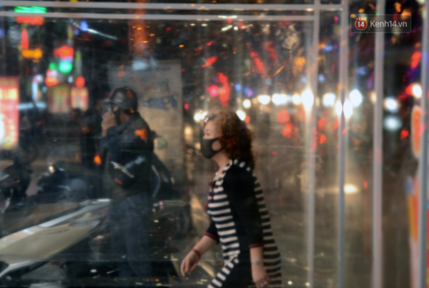 Hà Nội: Cửa hàng vàng bạc lắp vách ngăn giãn cách, khách hàng xôn xao mua vàng trước ngày vía Thần Tài-10