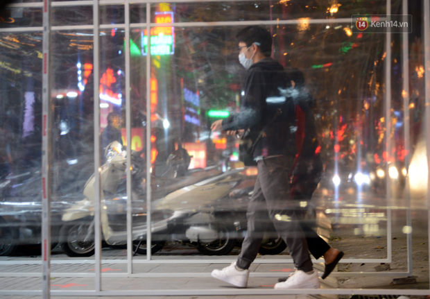 Hà Nội: Cửa hàng vàng bạc lắp vách ngăn giãn cách, khách hàng xôn xao mua vàng trước ngày vía Thần Tài-2