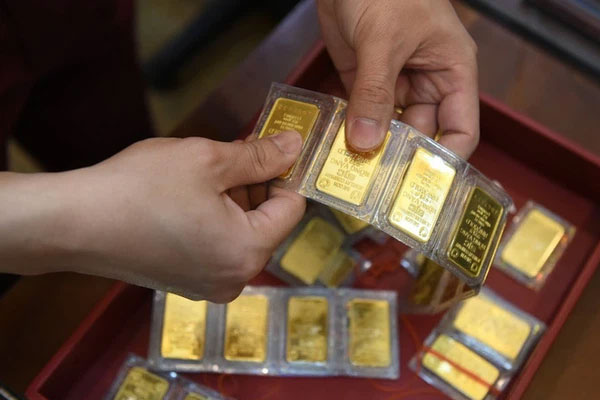 Muôn kiểu sắm vàng” ngày Thần Tài: Không biết nên để dành hay ăn luôn!-13