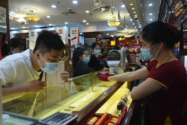 Trước ngày Thần Tài, một người bán 130 cây vàng thu về hơn 7,2 tỉ đồng-2