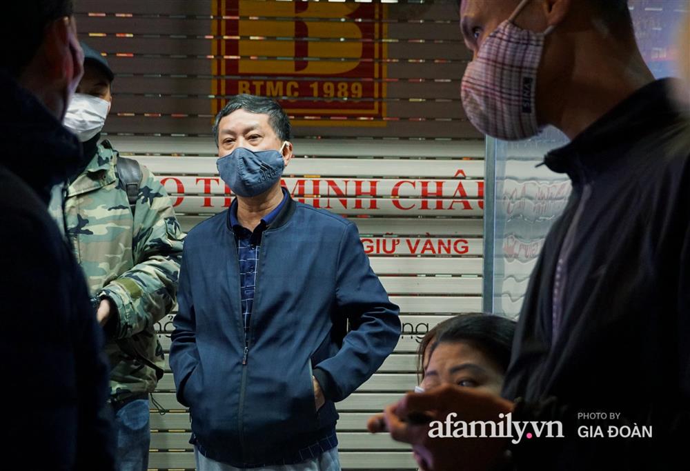 Người Hà Nội xếp hàng từ 3h sáng chờ mua vàng ngày vía Thần Tài-1