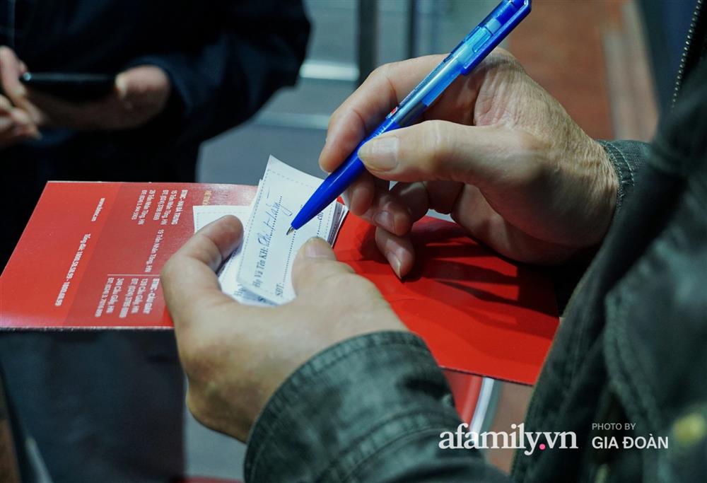 Người Hà Nội xếp hàng từ 3h sáng chờ mua vàng ngày vía Thần Tài-3