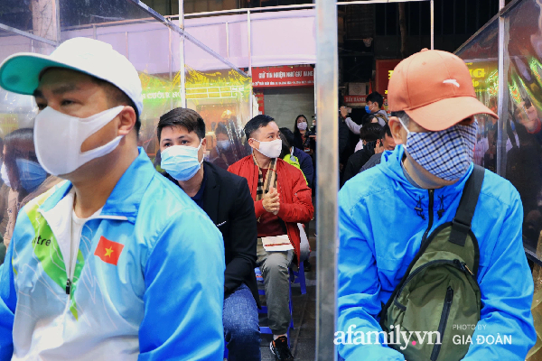 Người dân TP.HCM đội nắng ướt sũng mồ hôi, xếp hàng dài chờ cả tiếng đồng hồ mua vịt quay, heo quay cúng Thần Tài-14