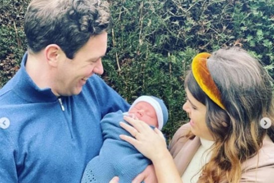 Em bé hoàng gia Anh mới chào đời chính thức lộ diện khiến người hâm mộ xuýt xoa, nhà Meghan Markle cũng bị lu mờ