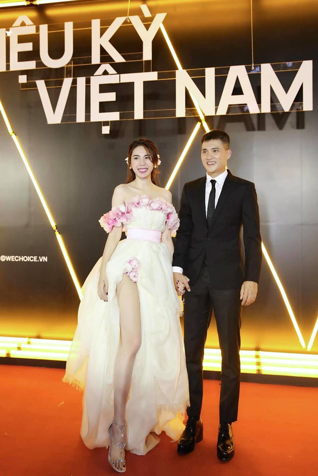 Công Vinh mặc giản dị, mang dép lê đèo Thuỷ Tiên trên chiếc xe máy cũ: 13 năm bên nhau mà đáng yêu như mới hẹn hò!-4