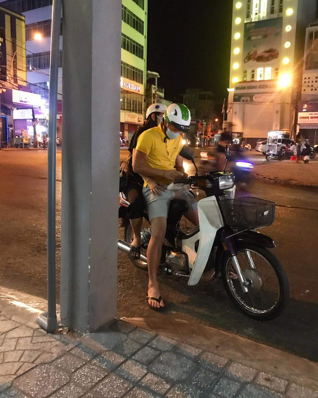 Công Vinh mặc giản dị, mang dép lê đèo Thuỷ Tiên trên chiếc xe máy cũ: 13 năm bên nhau mà đáng yêu như mới hẹn hò!-1