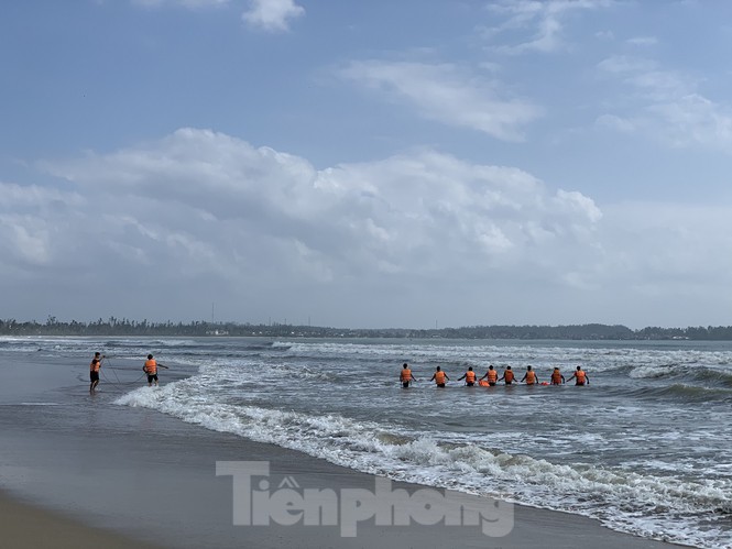 Cứu người đuối nước, bảo vệ nhà hàng mất tích cùng nạn nhân-2