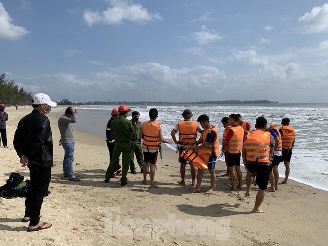 Cứu người đuối nước, bảo vệ nhà hàng mất tích cùng nạn nhân-1