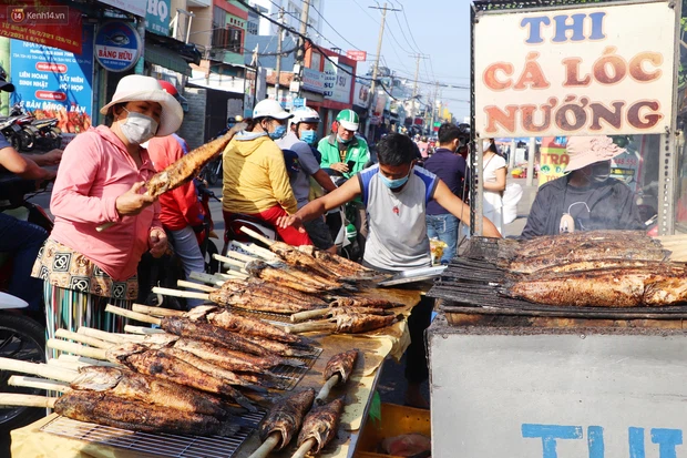 Phố cá lóc nướng đông nghẹt ngày vía Thần tài, nhiều gia đình hốt bạc khi bán sạch 2.000 con trong một buổi sáng-4