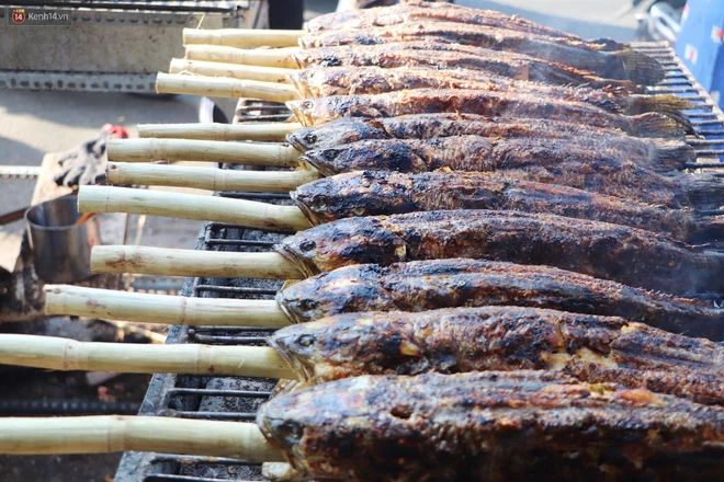 Phố cá lóc nướng đông nghẹt ngày vía Thần tài, nhiều gia đình hốt bạc khi bán sạch 2.000 con trong một buổi sáng-6