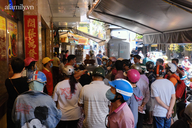 Người dân TP.HCM đội nắng ướt sũng mồ hôi, xếp hàng dài chờ cả tiếng đồng hồ mua vịt quay, heo quay cúng Thần Tài-3