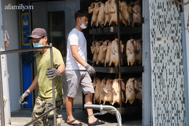 Người dân TP.HCM đội nắng ướt sũng mồ hôi, xếp hàng dài chờ cả tiếng đồng hồ mua vịt quay, heo quay cúng Thần Tài-6