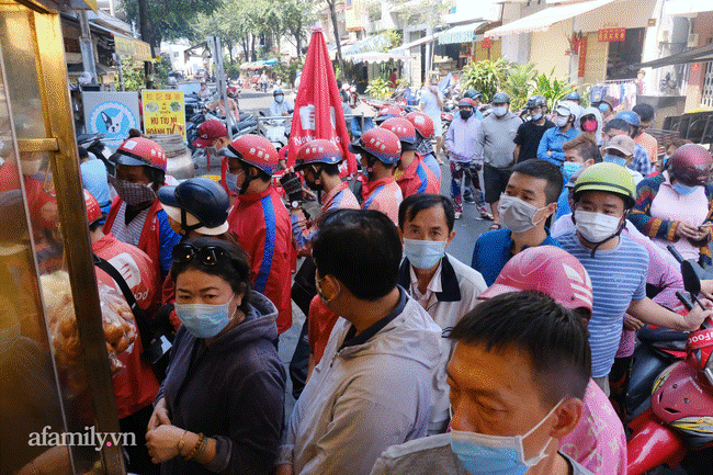 Người dân TP.HCM đội nắng ướt sũng mồ hôi, xếp hàng dài chờ cả tiếng đồng hồ mua vịt quay, heo quay cúng Thần Tài-8