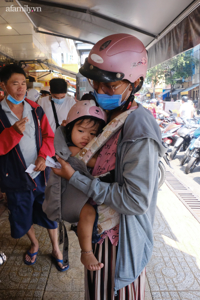 Người dân TP.HCM đội nắng ướt sũng mồ hôi, xếp hàng dài chờ cả tiếng đồng hồ mua vịt quay, heo quay cúng Thần Tài-9