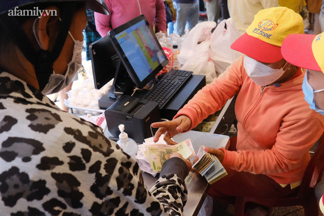 Người dân TP.HCM đội nắng ướt sũng mồ hôi, xếp hàng dài chờ cả tiếng đồng hồ mua vịt quay, heo quay cúng Thần Tài-11