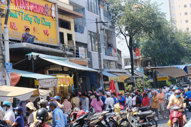 Người dân TP.HCM đội nắng ướt sũng mồ hôi, xếp hàng dài chờ cả tiếng đồng hồ mua vịt quay, heo quay cúng Thần Tài-12