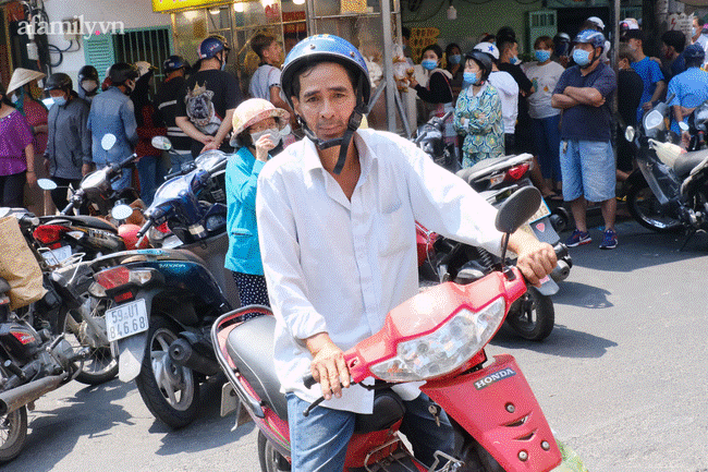 Người dân TP.HCM đội nắng ướt sũng mồ hôi, xếp hàng dài chờ cả tiếng đồng hồ mua vịt quay, heo quay cúng Thần Tài-13