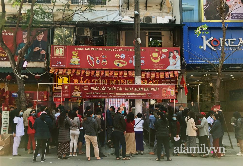 Ảnh: Bất chấp rủi ro dịch bệnh, người dân Hà Nội chen chúc nhau đi mua vàng Thần Tài đông kinh hoàng đến tắc cả đường-1
