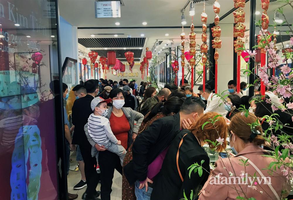 Ảnh: Bất chấp rủi ro dịch bệnh, người dân Hà Nội chen chúc nhau đi mua vàng Thần Tài đông kinh hoàng đến tắc cả đường-2
