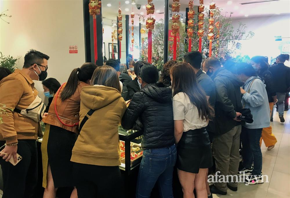 Ảnh: Bất chấp rủi ro dịch bệnh, người dân Hà Nội chen chúc nhau đi mua vàng Thần Tài đông kinh hoàng đến tắc cả đường-3