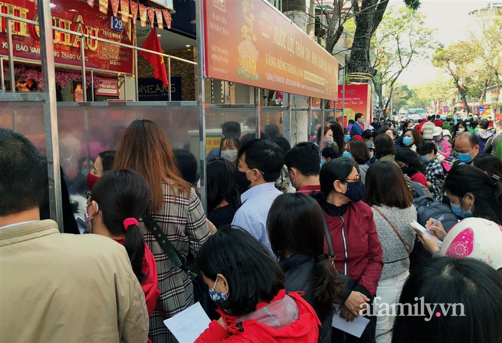 Ảnh: Bất chấp rủi ro dịch bệnh, người dân Hà Nội chen chúc nhau đi mua vàng Thần Tài đông kinh hoàng đến tắc cả đường-4