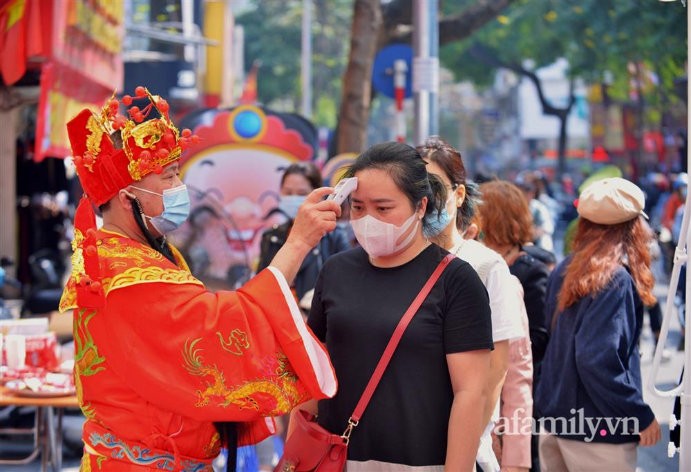 Ảnh: Bất chấp rủi ro dịch bệnh, người dân Hà Nội chen chúc nhau đi mua vàng Thần Tài đông kinh hoàng đến tắc cả đường-5
