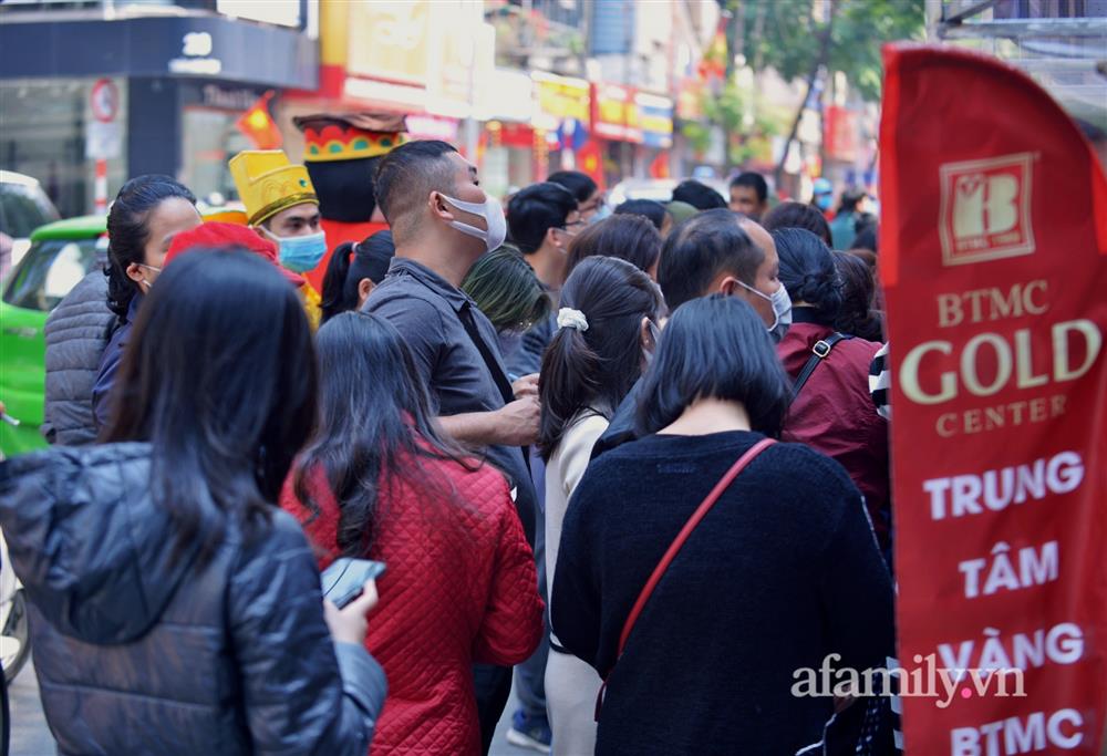 Ảnh: Bất chấp rủi ro dịch bệnh, người dân Hà Nội chen chúc nhau đi mua vàng Thần Tài đông kinh hoàng đến tắc cả đường-6
