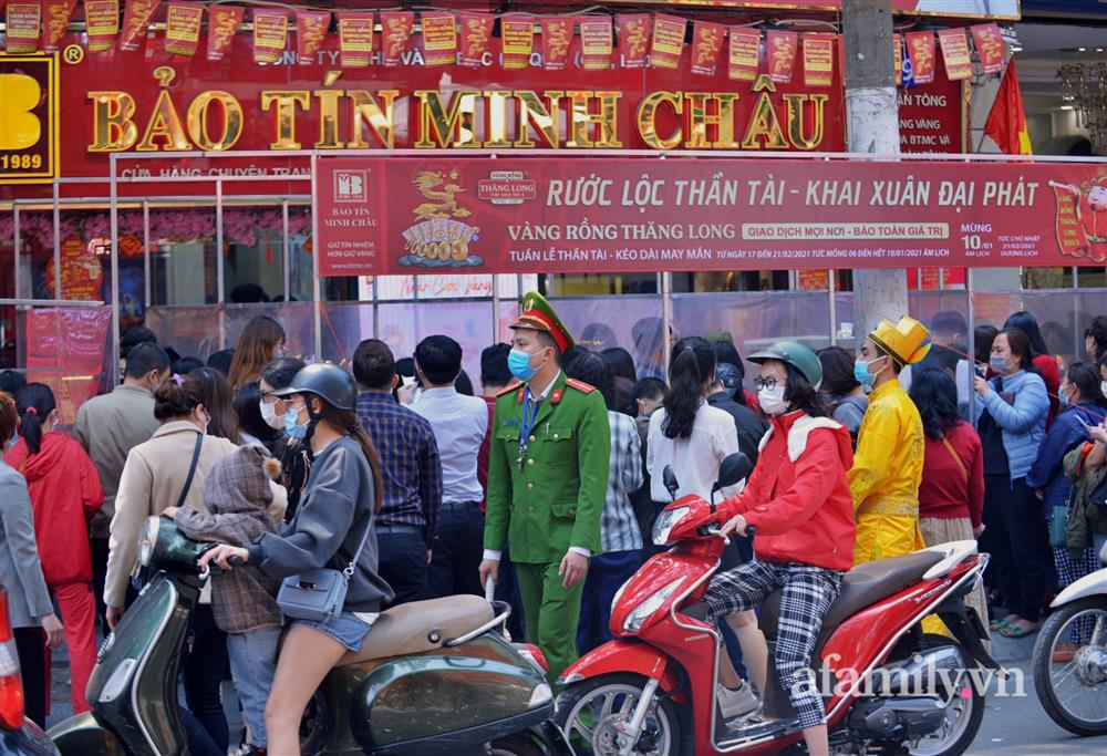 Ảnh: Bất chấp rủi ro dịch bệnh, người dân Hà Nội chen chúc nhau đi mua vàng Thần Tài đông kinh hoàng đến tắc cả đường-7