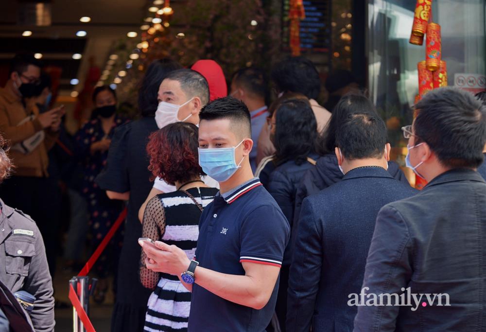 Ảnh: Bất chấp rủi ro dịch bệnh, người dân Hà Nội chen chúc nhau đi mua vàng Thần Tài đông kinh hoàng đến tắc cả đường-8