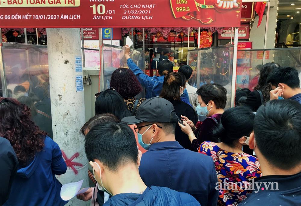 Ảnh: Bất chấp rủi ro dịch bệnh, người dân Hà Nội chen chúc nhau đi mua vàng Thần Tài đông kinh hoàng đến tắc cả đường-9