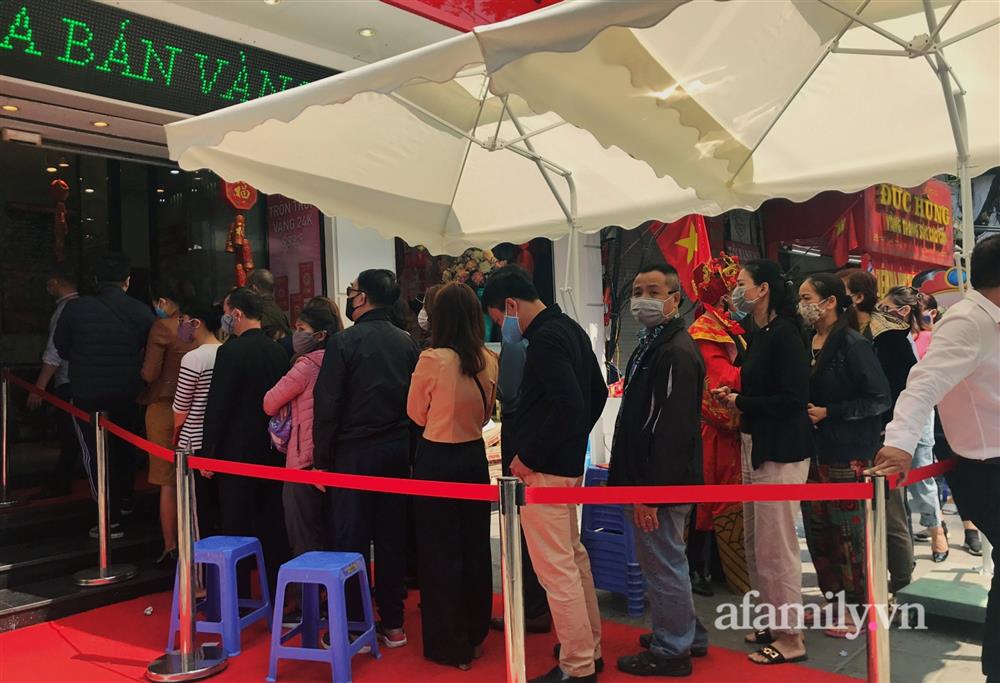 Ảnh: Bất chấp rủi ro dịch bệnh, người dân Hà Nội chen chúc nhau đi mua vàng Thần Tài đông kinh hoàng đến tắc cả đường-10