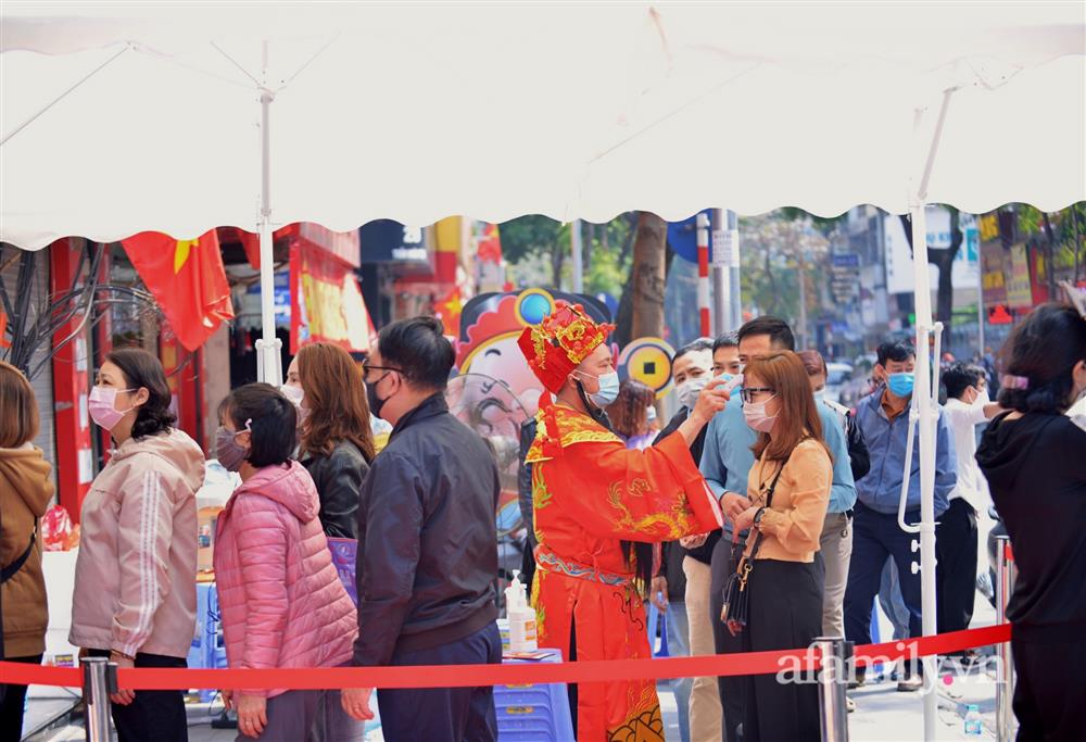 Ảnh: Bất chấp rủi ro dịch bệnh, người dân Hà Nội chen chúc nhau đi mua vàng Thần Tài đông kinh hoàng đến tắc cả đường-11