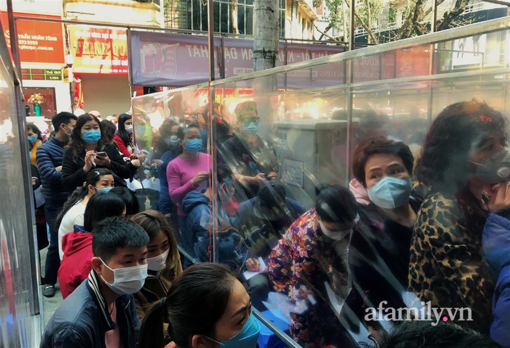 Ảnh: Bất chấp rủi ro dịch bệnh, người dân Hà Nội chen chúc nhau đi mua vàng Thần Tài đông kinh hoàng đến tắc cả đường-12