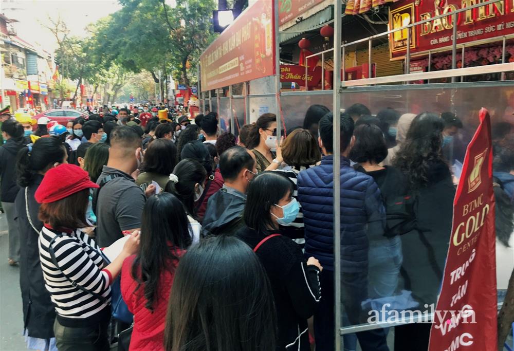 Ảnh: Bất chấp rủi ro dịch bệnh, người dân Hà Nội chen chúc nhau đi mua vàng Thần Tài đông kinh hoàng đến tắc cả đường-13