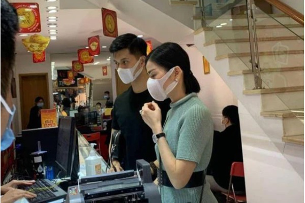 Lộ clip gái xinh An Giang 2k2 ngồi với chồng cũ Lệ Quyên, bàn tay của đại gia tiết lộ mối quan hệ đặc biệt trên tình bạn-6