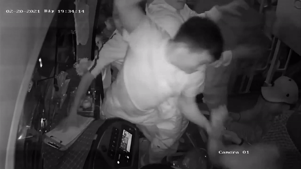 Clip: Khiếp đảm cảnh nhóm người cầm hung khí lên ô tô đánh đập tài xế và phụ xe, nghi do mâu thuẫn tranh giành khách-1