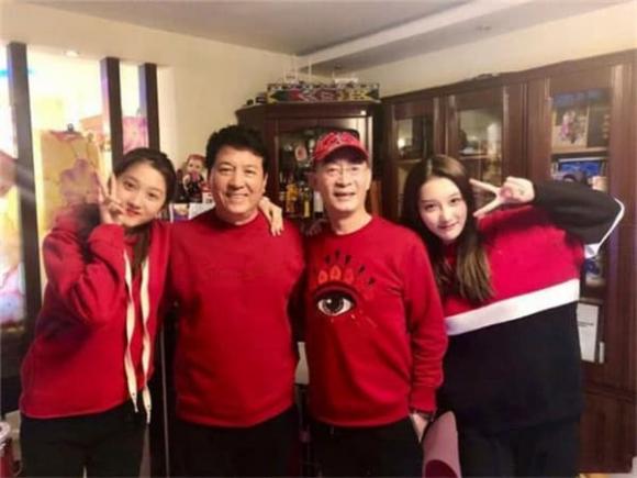 Con gái Lục Tiểu Linh Đồng gần 30 tuổi vẫn chưa lập gia đình, hình ảnh lộ ra mới thấy ai mà có gan dám cưới đây-6