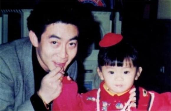 Con gái Lục Tiểu Linh Đồng gần 30 tuổi vẫn chưa lập gia đình, hình ảnh lộ ra mới thấy ai mà có gan dám cưới đây-9