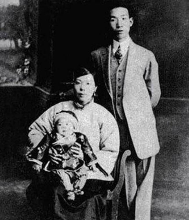 Mặc kệ vợ đau chuyển dạ, chồng kết hôn rùm beng với cô gái kém 12 tuổi, đến ngày gặp quả báo ân hận quay về lại được vợ vả mặt 8 chữ sâu cay-3