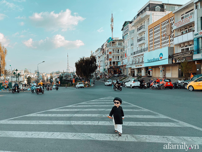 Diện áo dài đỏ quen quá rồi, bé trai chơi lớn mặc nguyên bộ đồ thầy bói đi dạo phố coi quẻ đầu năm khiến dân mạng mê tít-1